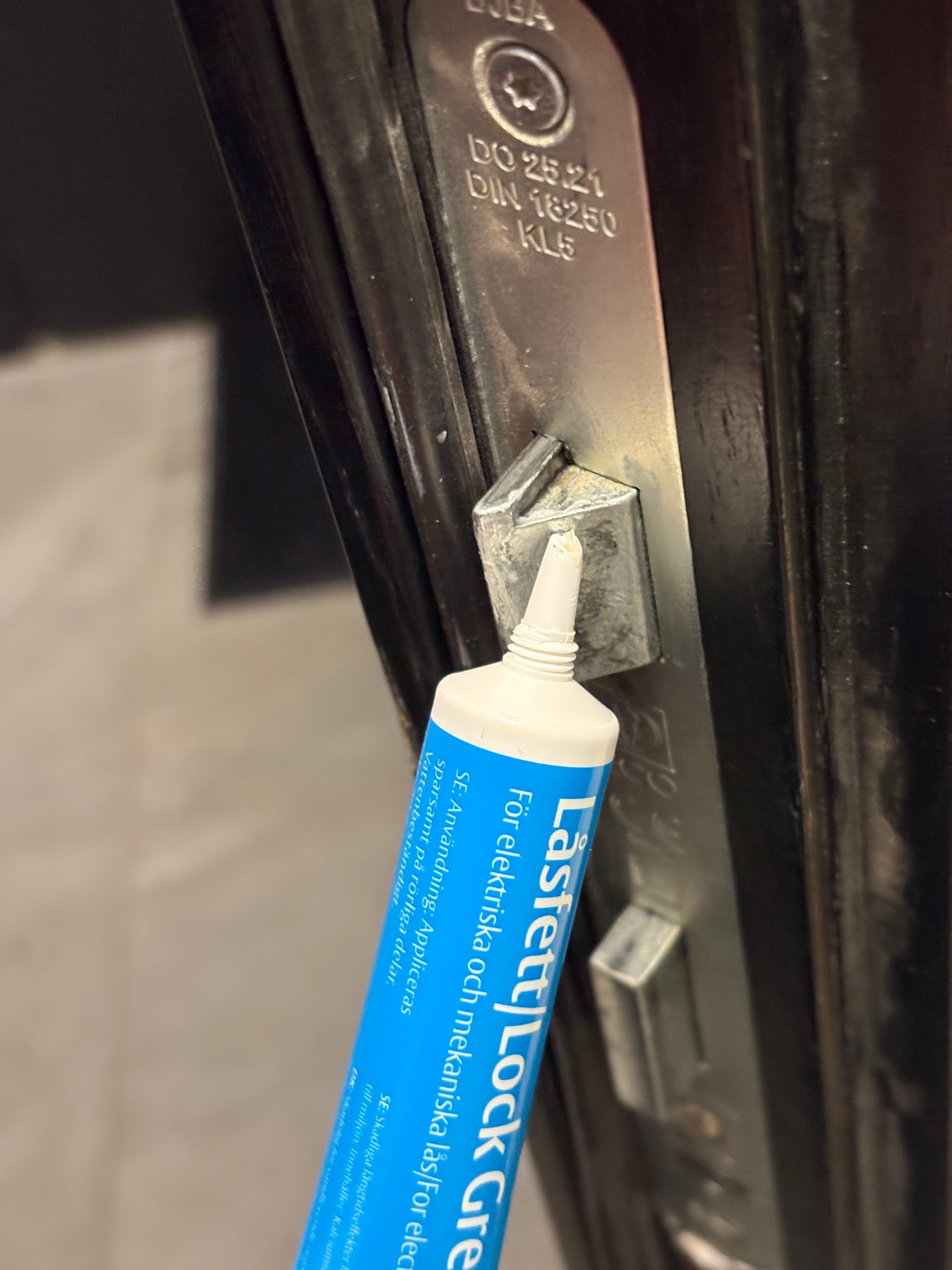 Korteri välisukse õlitamine ja lukuvahaga hooldamine + akna mehanismide õlitamine (Tallinna piires)